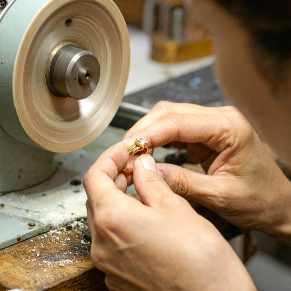 Polimento de joias, recupera o brilho na Ourivesaria Lua de Prata em Lisboa